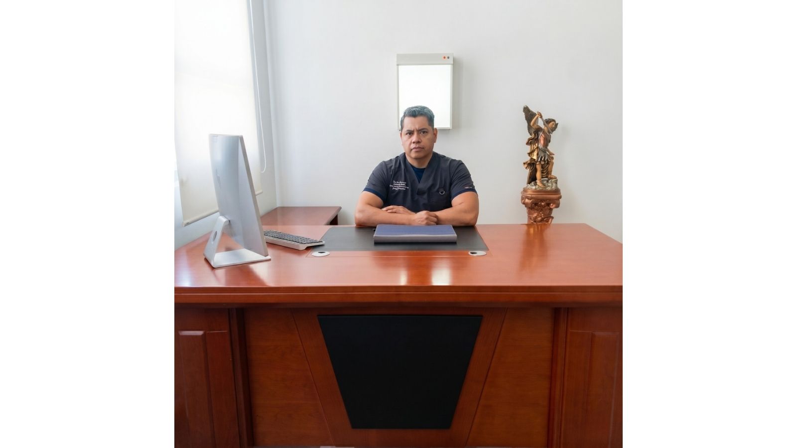 Dr. Armando Cárdenas en su consultorio en Torre Cenit Medical Center